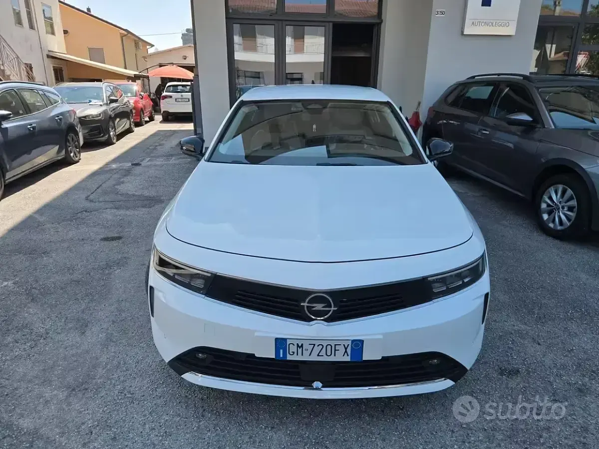 Usata Opel Astra Edition 131 CV (96 kW) 2023 Bianco Utilitaria