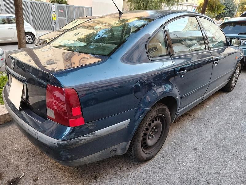 Usata VW Passat 101 CV (74 kW) 1996 Blu Berlina