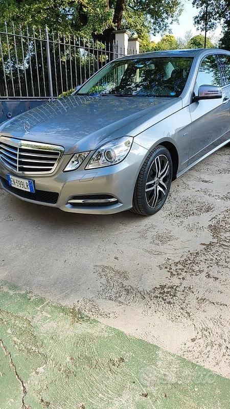 Grigio Usata 2012 Mercedes E220 Tre volumi | 8500 € (Buon prezzo) - Immagine 1/4