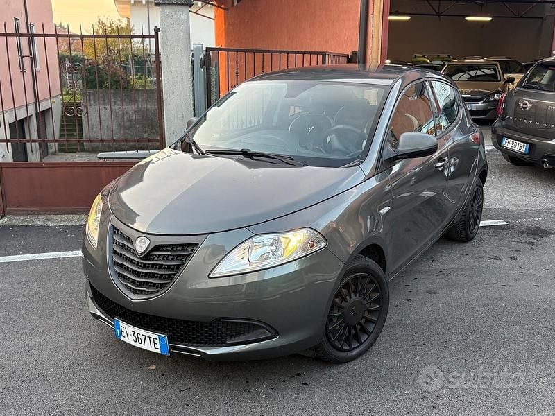 Grigio Usata 2014 Lancia Ypsilon Due volumi | 6990 € (Buon prezzo) - Immagine 1/4