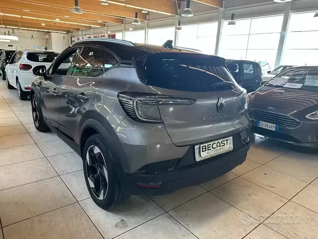 Usata Renault Captur Techno 101 CV (74 kW) 2025 Grigio scuro metallizzato SUV