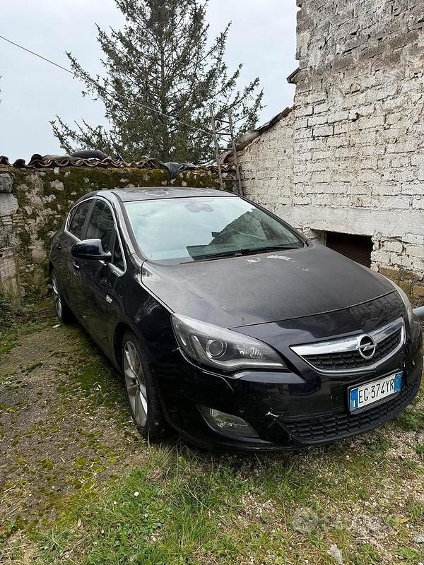 Usata Opel Astra 115 CV (84 kW) 2011 Nero Berlina