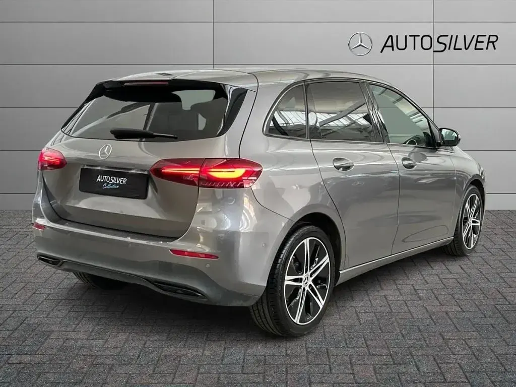 Usata Mercedes B180 Advanced Plus 116 CV (85 kW) 2023 Grigio / metallizzato Utilitaria