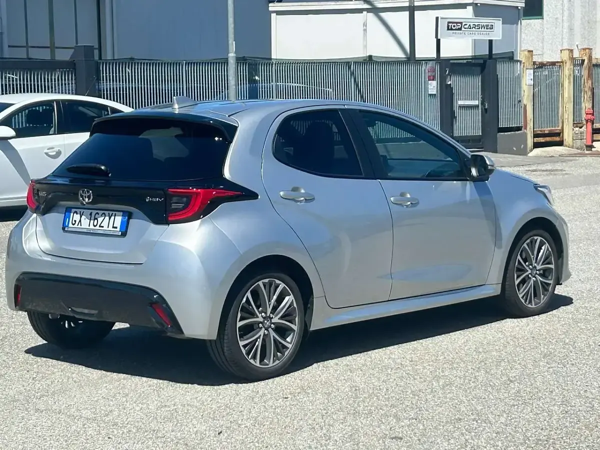 Usata Toyota Yaris Hybrid 92 CV (67 kW) 2025 Argento Berlina