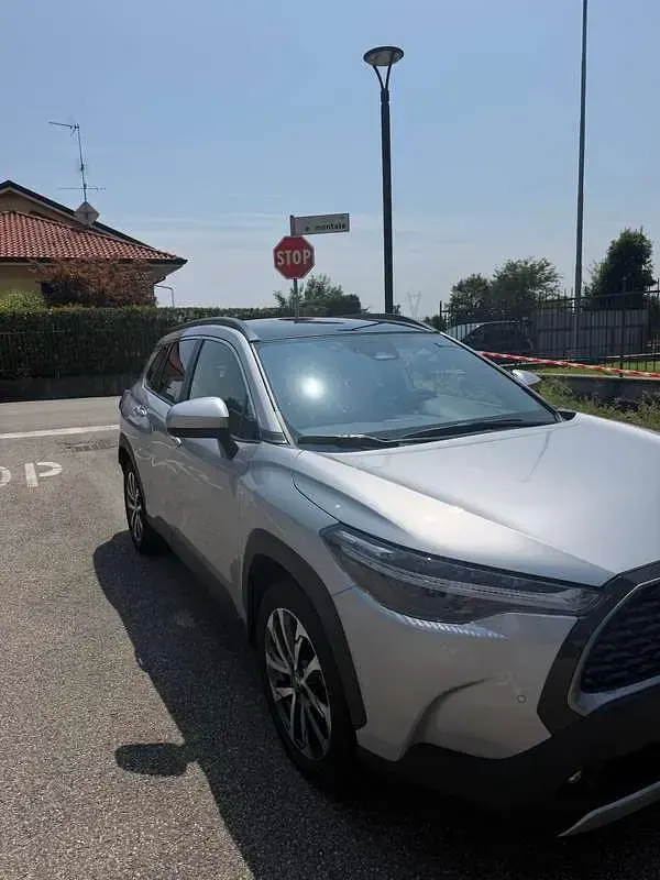Usata Toyota Corolla Cross Lounge 98 CV (72 kW) 2024 Argento SUV