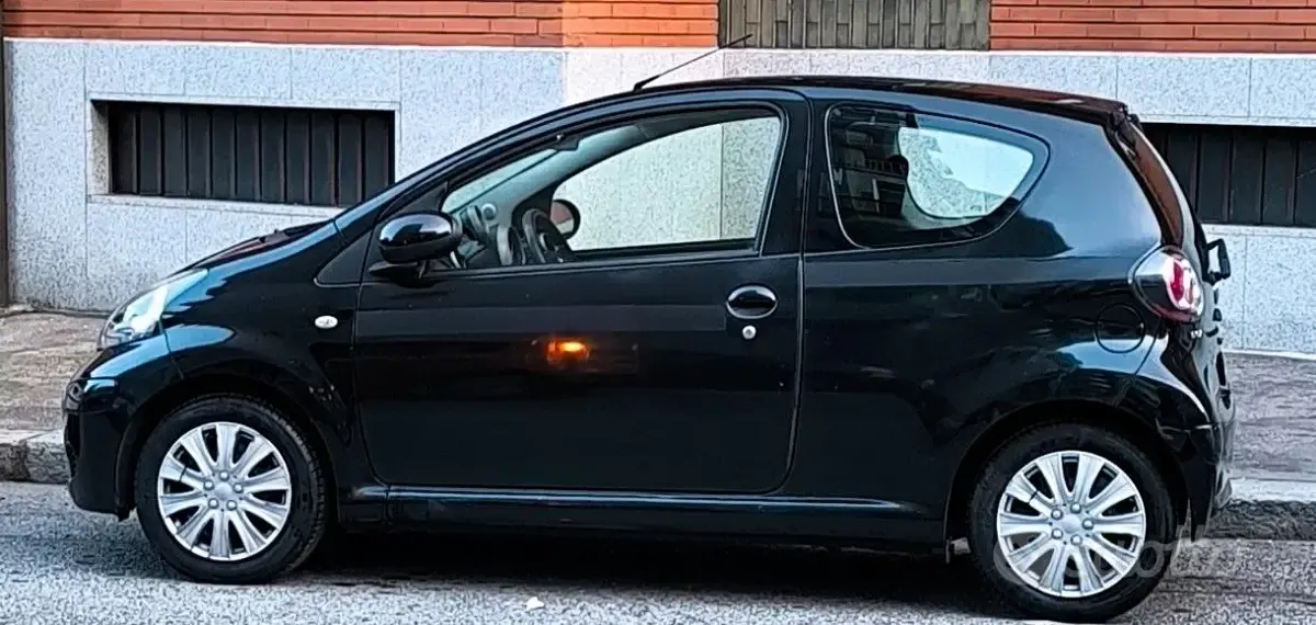 Usata Toyota Aygo 68 CV (50 kW) 2011 Nero Utilitaria