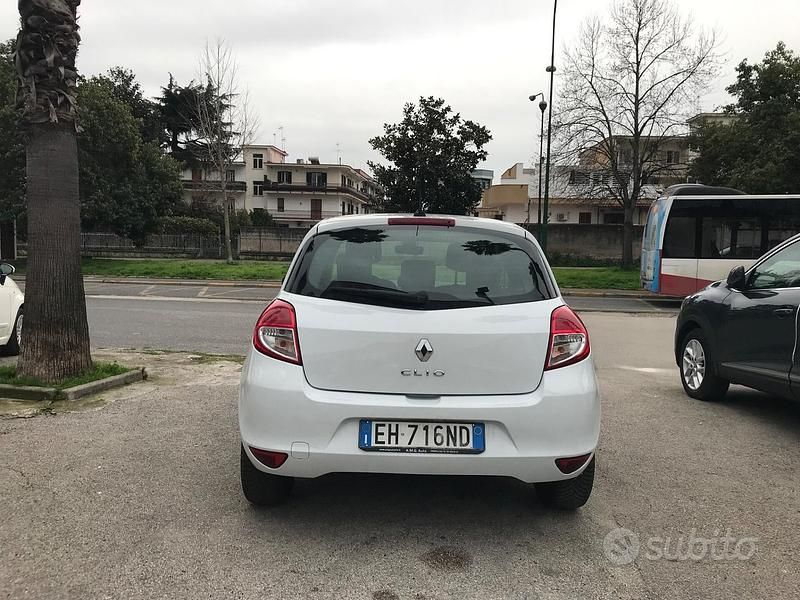 Usata Renault Clio II Dynamique 75 CV (55 kW) 2011 Bianco Berlina