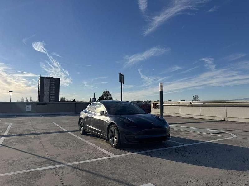 Grigio Usata 2019 Tesla Model 3 Berlina | 22.500 € (Buon prezzo) - Immagine 1/4