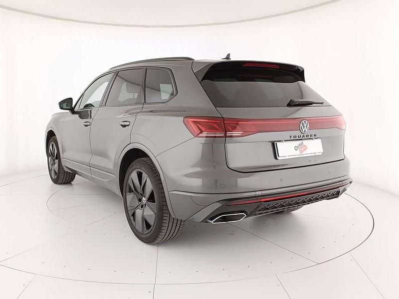 Usata VW Touareg R-line 231 CV (169 kW) 2024 Silicon grey metallizzato SUV
