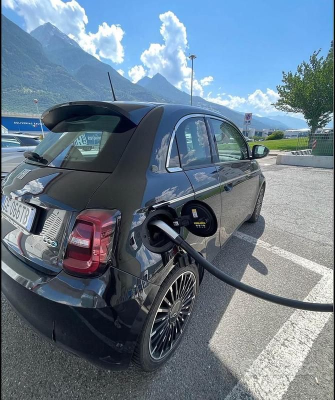 Usata Fiat 500e La Prima 86 kW (118 CV) 2021 Nero Utilitaria