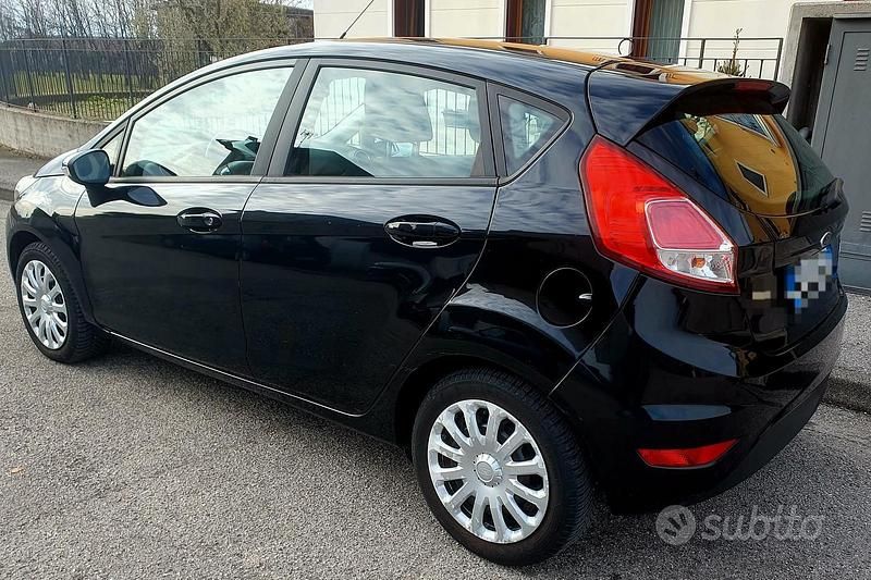 Usata Ford Fiesta 75 CV (55 kW) 2012 Nero Utilitaria