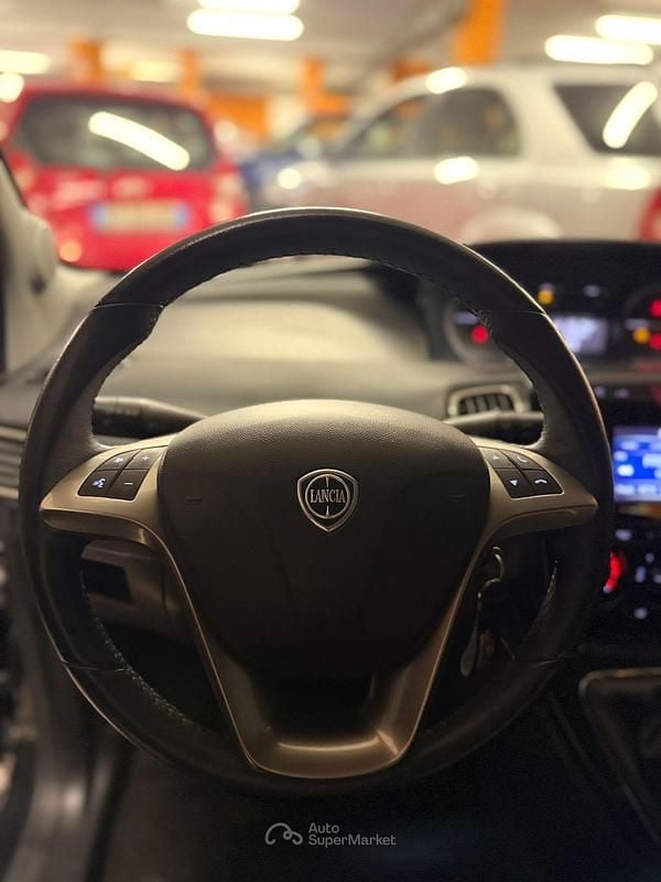 Usata Lancia Ypsilon Gold 95 CV (69 kW) 2016 Nero Utilitaria