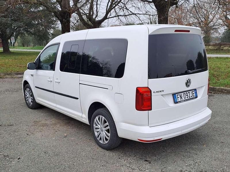 Usado VW Caddy Maxi 102 CV (75 kW) 2018 Blanco Monovolumen