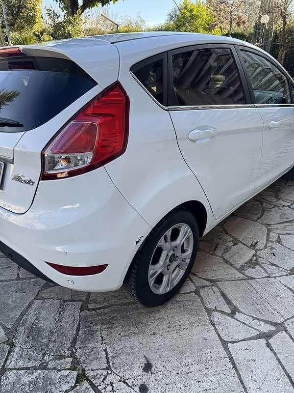 Usata Ford Fiesta Titanium 101 CV (74 kW) 2015 Bianco Berlina