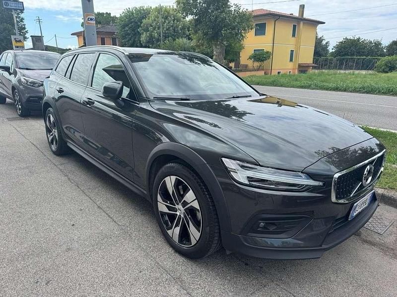 Usata Volvo V60 CC Business Edition 197 CV (144 kW) 2022 Grigio Station wagon