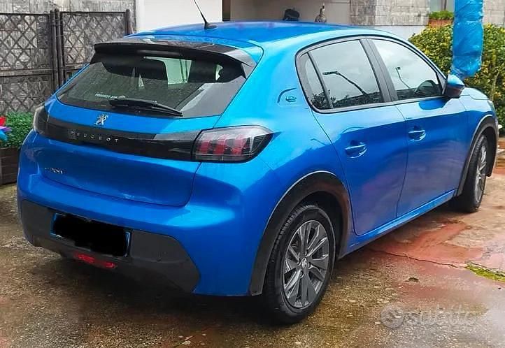 Usata Peugeot e-208 Allure 100 kW (136 CV) 2021 Blu Utilitaria