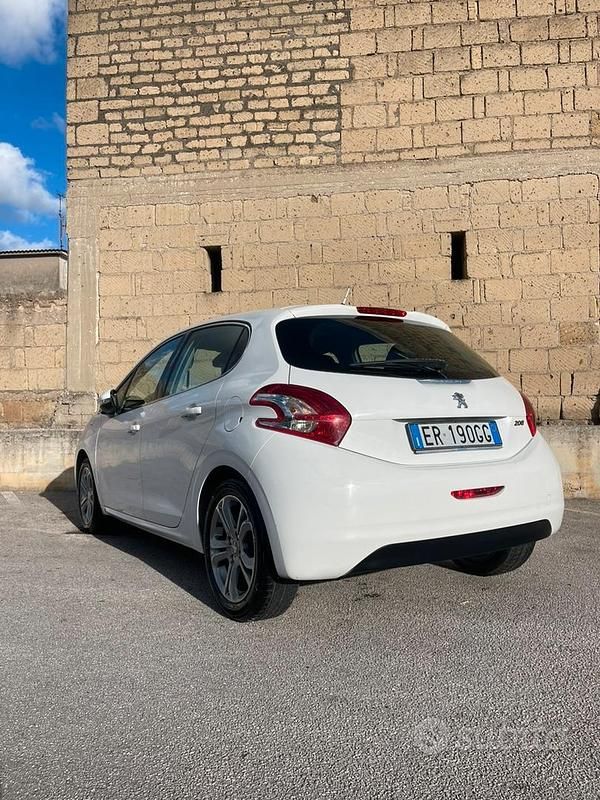 Usata Peugeot 208 Allure 68 CV (50 kW) 2013 Bianco Utilitaria