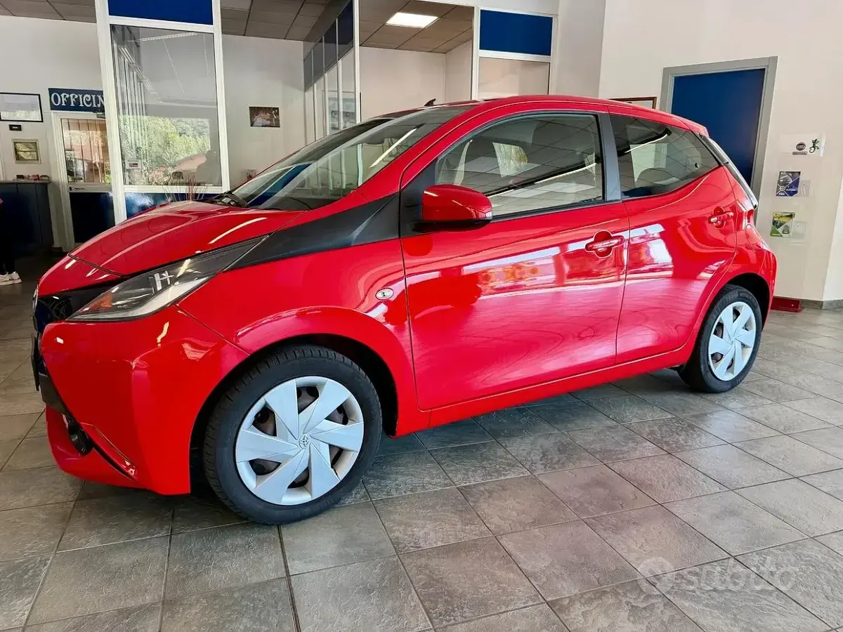 Usata Toyota Aygo X-play 69 CV (50 kW) 2016 Rosso Utilitaria