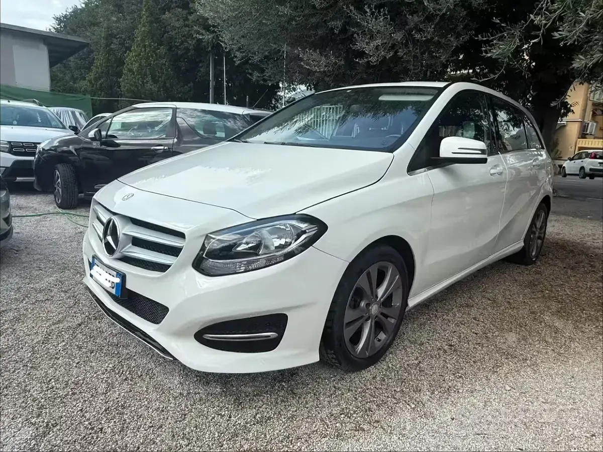 Usata Mercedes B180 Business 109 CV (80 kW) 2015 Bianco Utilitaria