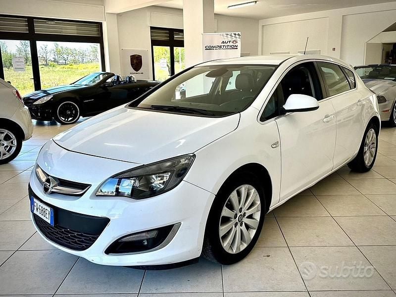 Używany Opel Astra 140 KM (102 kW) 2014 Biały Sedan/Limuzyna