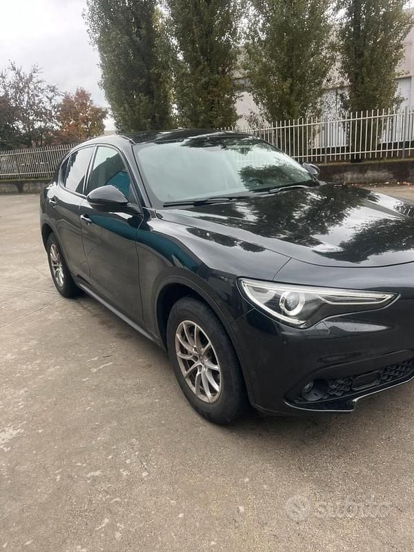 Begagnad Alfa Romeo Stelvio 180 HK (132 kW) 2018 Svart SUV
