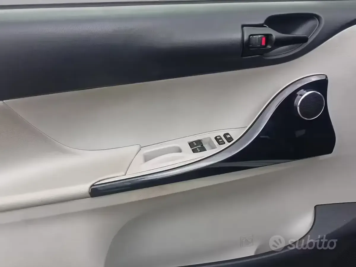 Usata Toyota iQ Lounge 68 CV (50 kW) 2013 Bianco Utilitaria