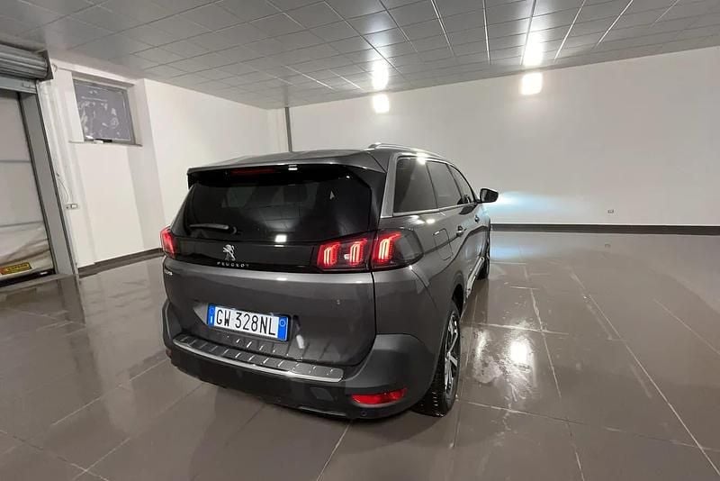 Begagnad Peugeot 5008 Allure 131 HK (96 kW) 2024 Grå SUV