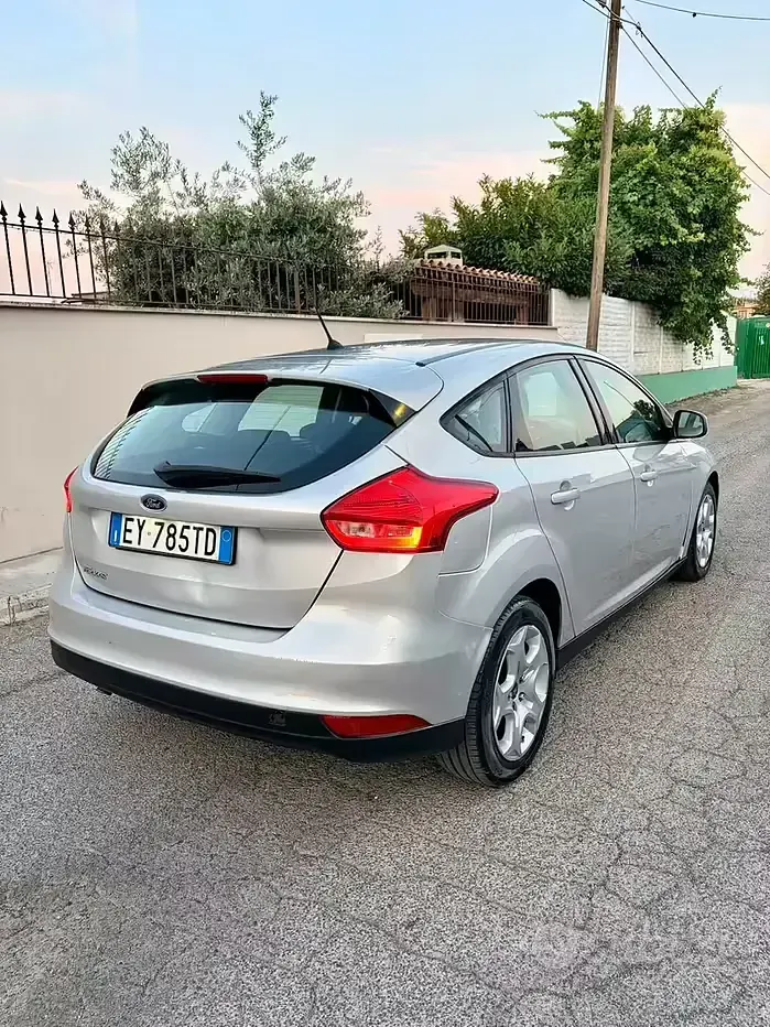 Usata Ford Focus 95 CV (69 kW) 2015 Grigio Berlina