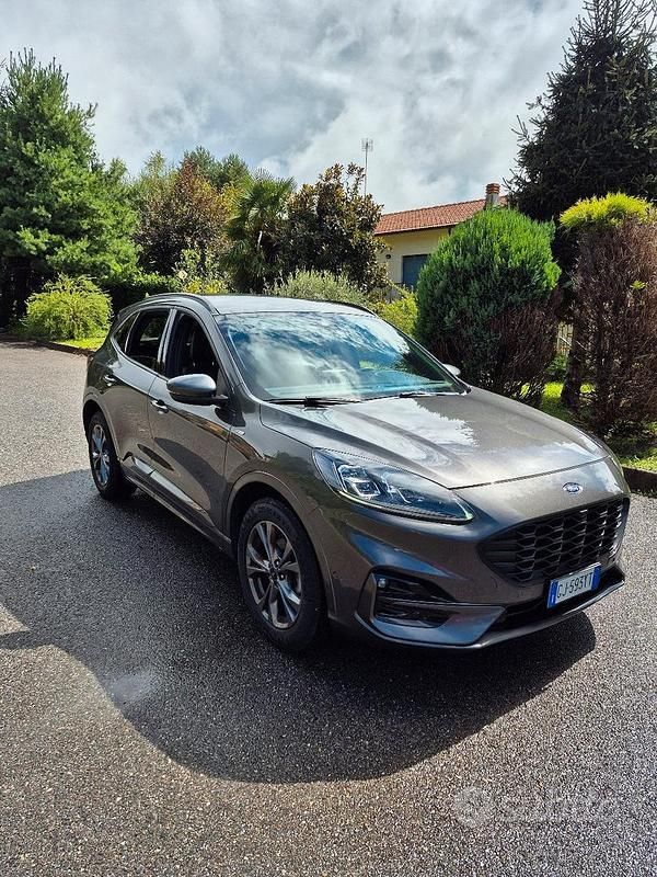 Usata Ford Kuga 120 CV (88 kW) 2022 Grigio SUV