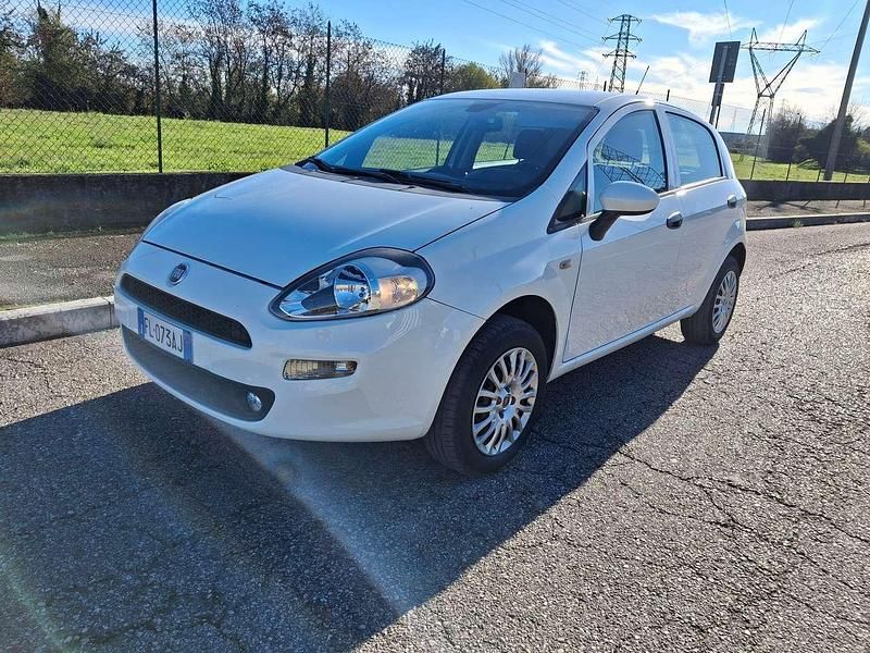 Bianco Usata 2017 Fiat Punto Lounge Tre volumi | 6900 € (Buon prezzo) - Immagine 1/4