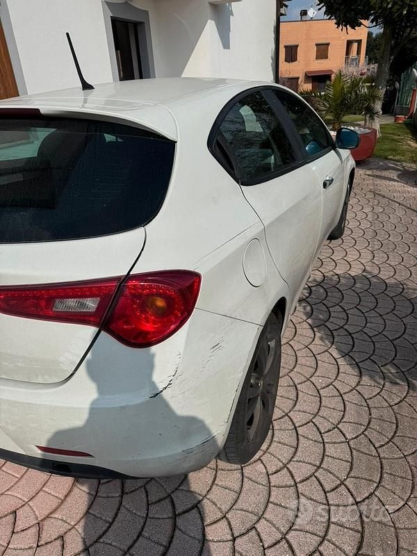 Usata Alfa Romeo Giulietta Distinctive 109 CV (80 kW) 2012 Bianco Utilitaria