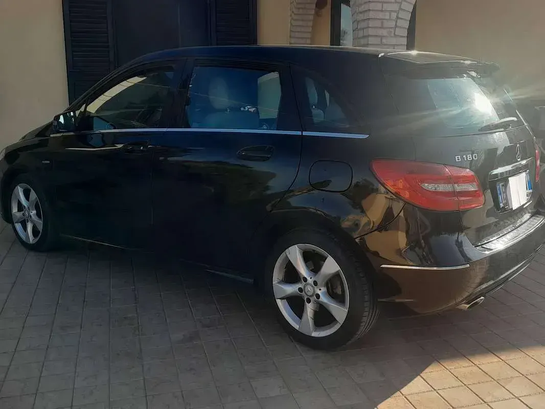 Usata Mercedes B180 Premium 109 CV (80 kW) 2012 Nero Utilitaria
