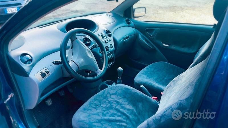 Usata Toyota Yaris 68 CV (50 kW) 2002 Blu Utilitaria