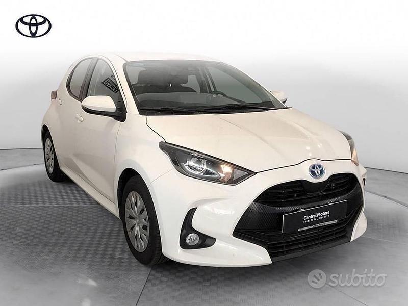 Usata Toyota Yaris Hybrid Active 116 CV (85 kW) 2021 Super white Berlina