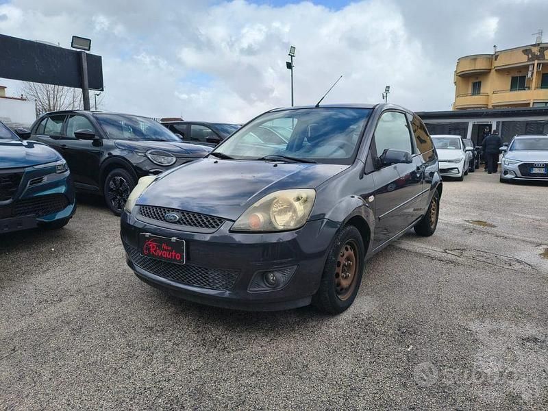 Usata Ford Fiesta 75 CV (55 kW) 2008 Grigio Utilitaria