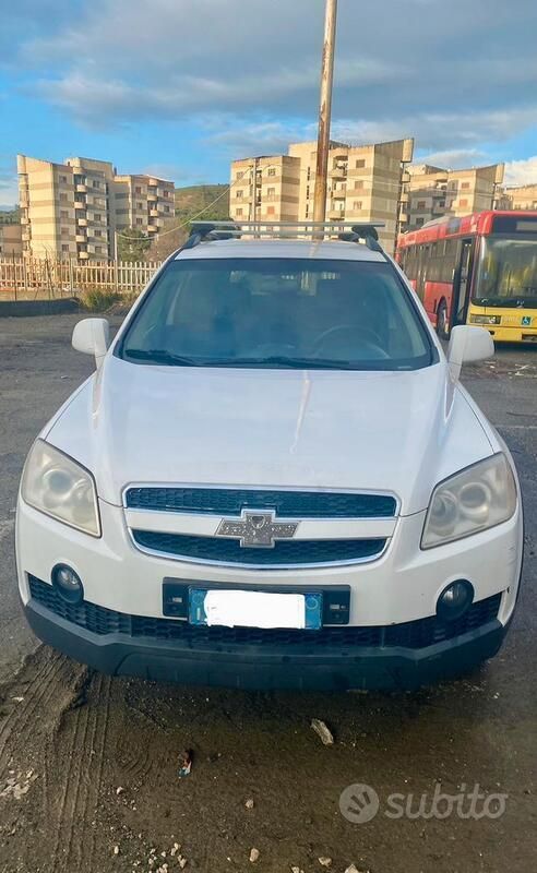 Bianco Usata 2009 Chevrolet Captiva SUV | 5000 € (Buon prezzo) - Immagine 1/4