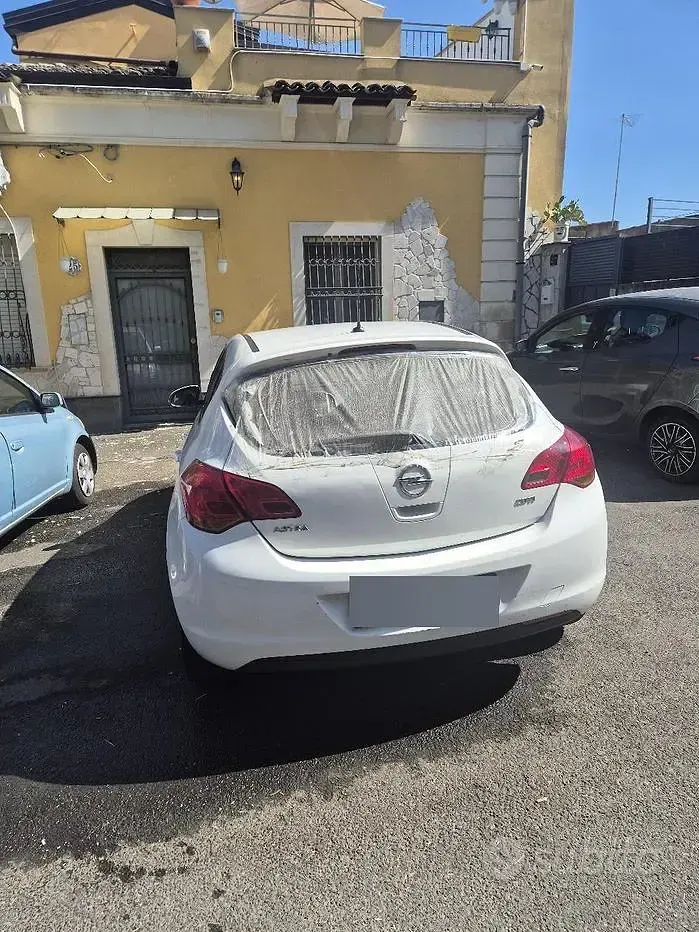 Usata Opel Astra 110 CV (80 kW) 2011 Bianco Berlina