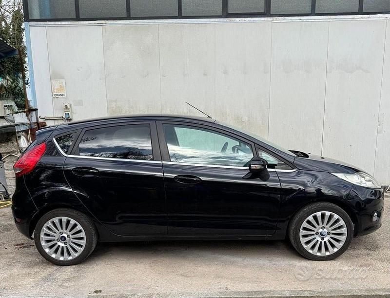 Usata Ford Fiesta Titanium 82 CV (60 kW) 2009 Nero Utilitaria