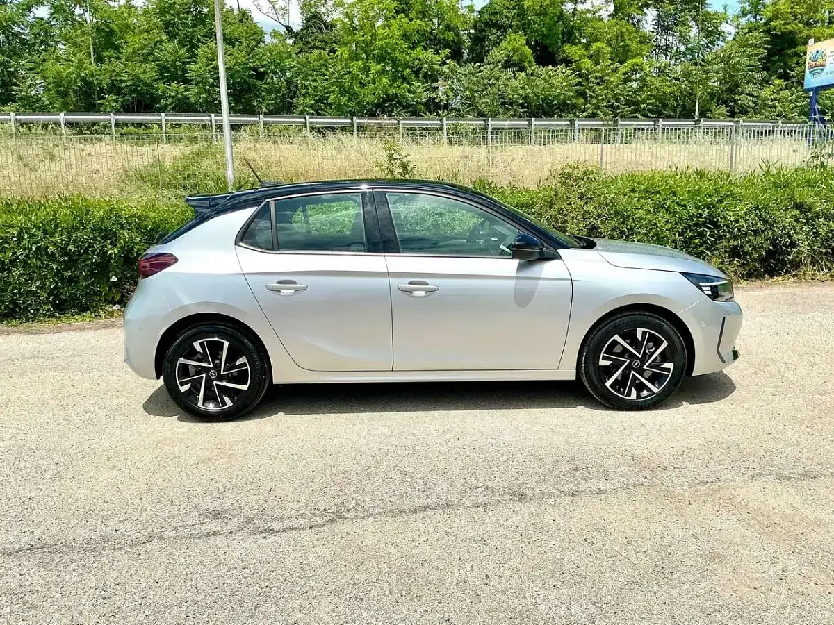 Usata Opel Corsa 101 CV (74 kW) 2025 Argento/tetto nero Utilitaria