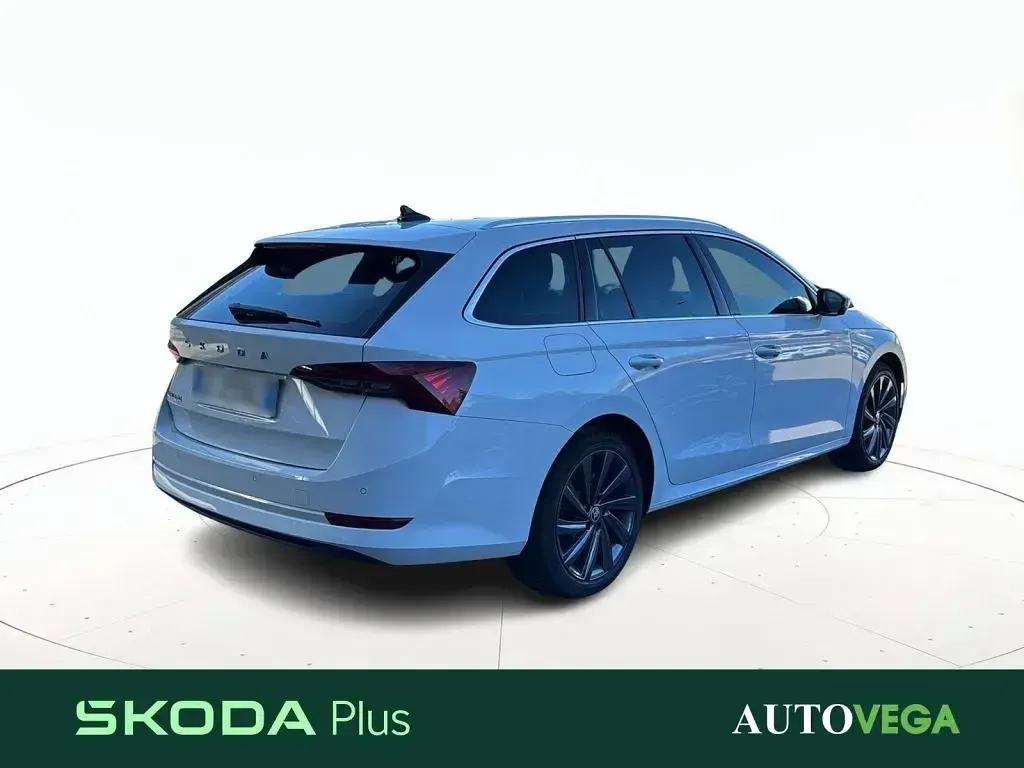 Usata Skoda Octavia Executive 150 CV (110 kW) 2022 Bianco pastello Station wagon