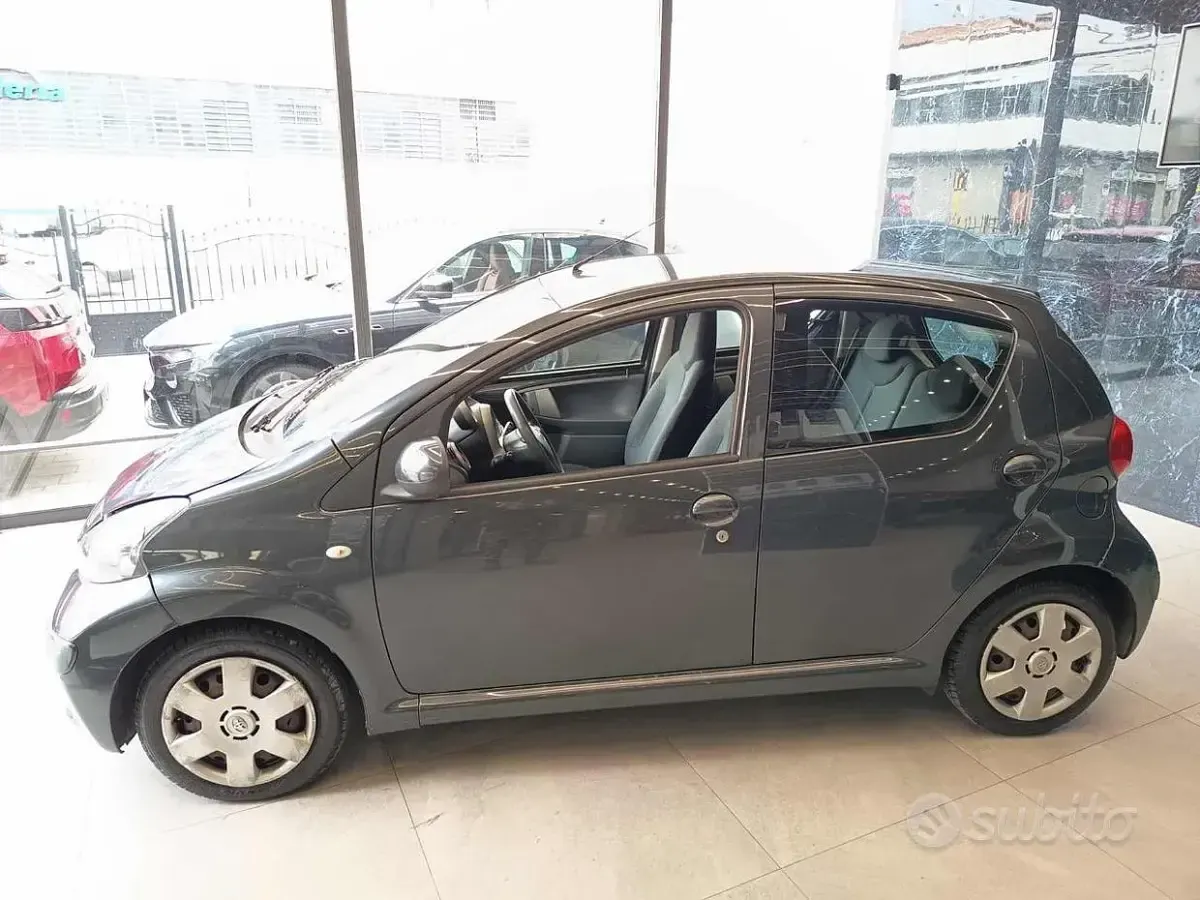 Usata Toyota Aygo 68 CV (50 kW) 2010 Nero Utilitaria