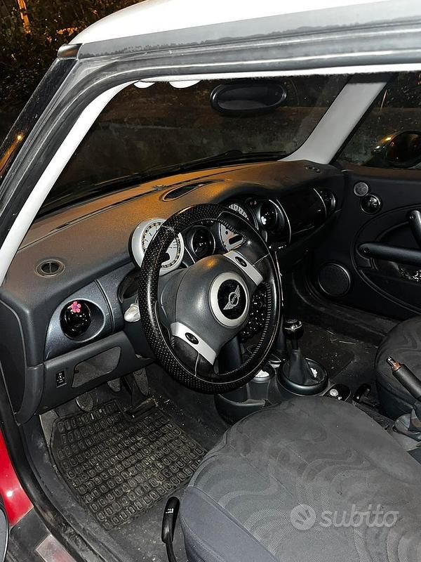 Begagnad Mini Cooper 75 HK (55 kW) 2004 Röd Halvkombi