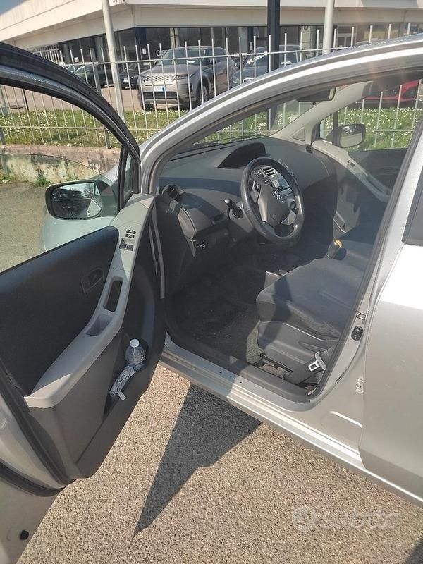 Occasion Toyota Yaris Luna 87 ch (63 kW) 2007 Gris Citadine
