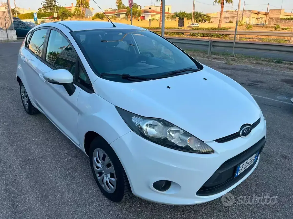Usata Ford Fiesta Titanium 82 CV (60 kW) 2010 Bianco Berlina