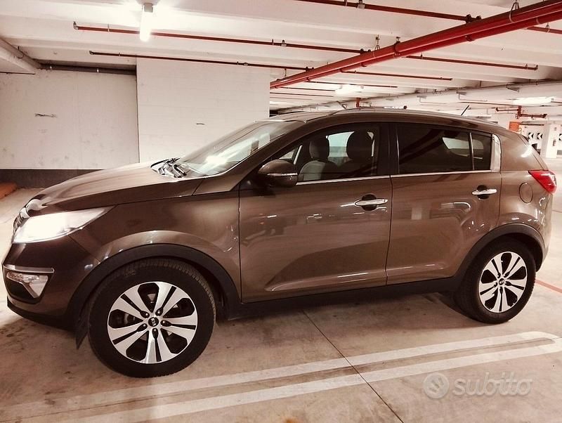 Marrone Usata 2013 Kia Carens Monovolume | 7500 € (Buon prezzo) - Immagine 1/4