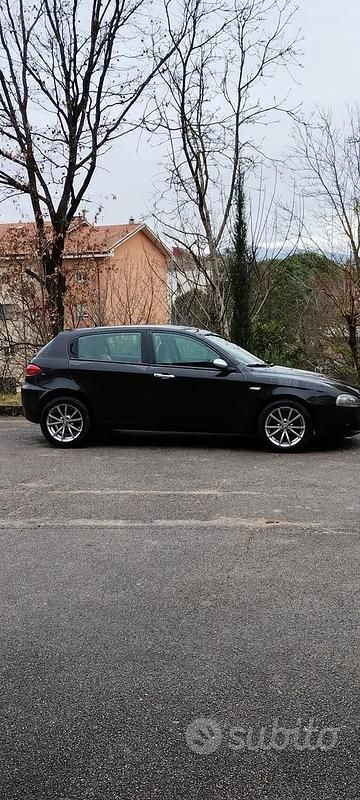 Usata Alfa Romeo 147 Distinctive 116 CV (85 kW) 2005 Nero Utilitaria