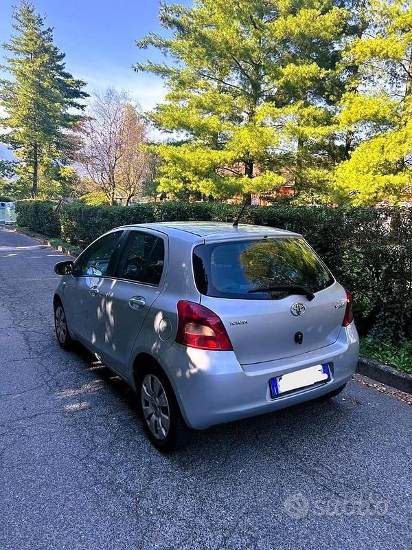 Usata Toyota Yaris 69 CV (50 kW) 2007 Grigio Berlina