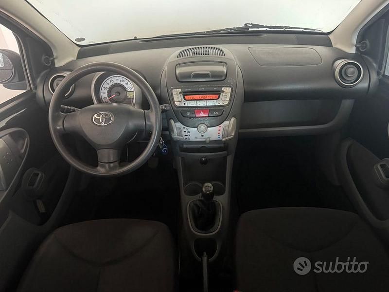 Usata Toyota Aygo 68 CV (50 kW) 2011 Grigio Utilitaria