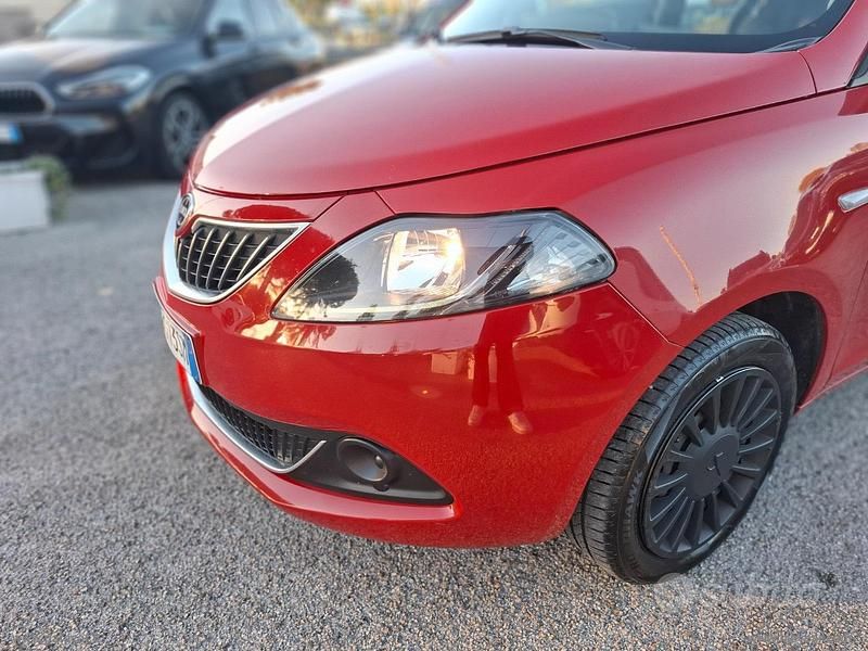 Usata Lancia Ypsilon Silver 69 CV (50 kW) 2022 Rosso Utilitaria