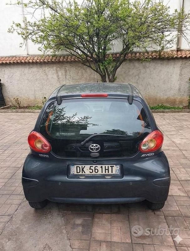 Usata Toyota Aygo 67 CV (49 kW) 2007 Grigio Utilitaria